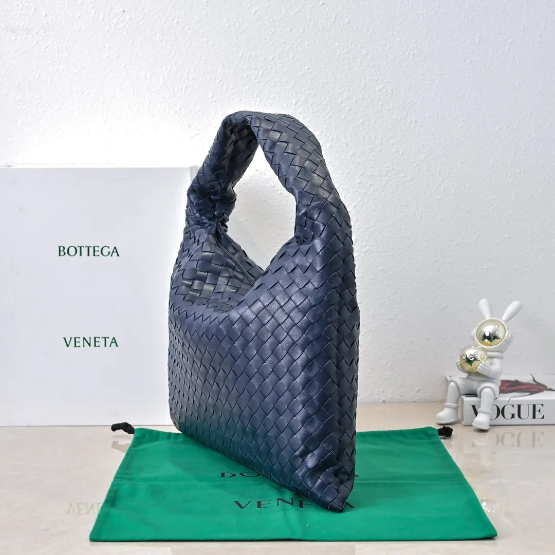 Batch 1960 #Bv new medium-sized HOP bag, the bag body and handles are made of a whole piece of woven leather. The bag body is soft and lazy. Hop symbolizes the praise of innovation and eternal craftsmanship [love]. The pyramid silhouette combines practicality and fashion. It is modern and casual, and the bag mouth is double-sided closed design, more convenient and safe! The cowhide texture also makes the bag more wear-resistant and durable. A must-have for fashionable ladies who like minimalism yet comfortable and casual! Size: 46x21x10cm Model: 6262